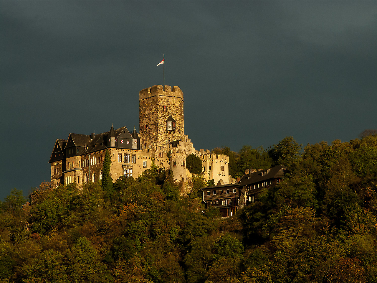 Burg Lahneck zur goldenen Stunde
