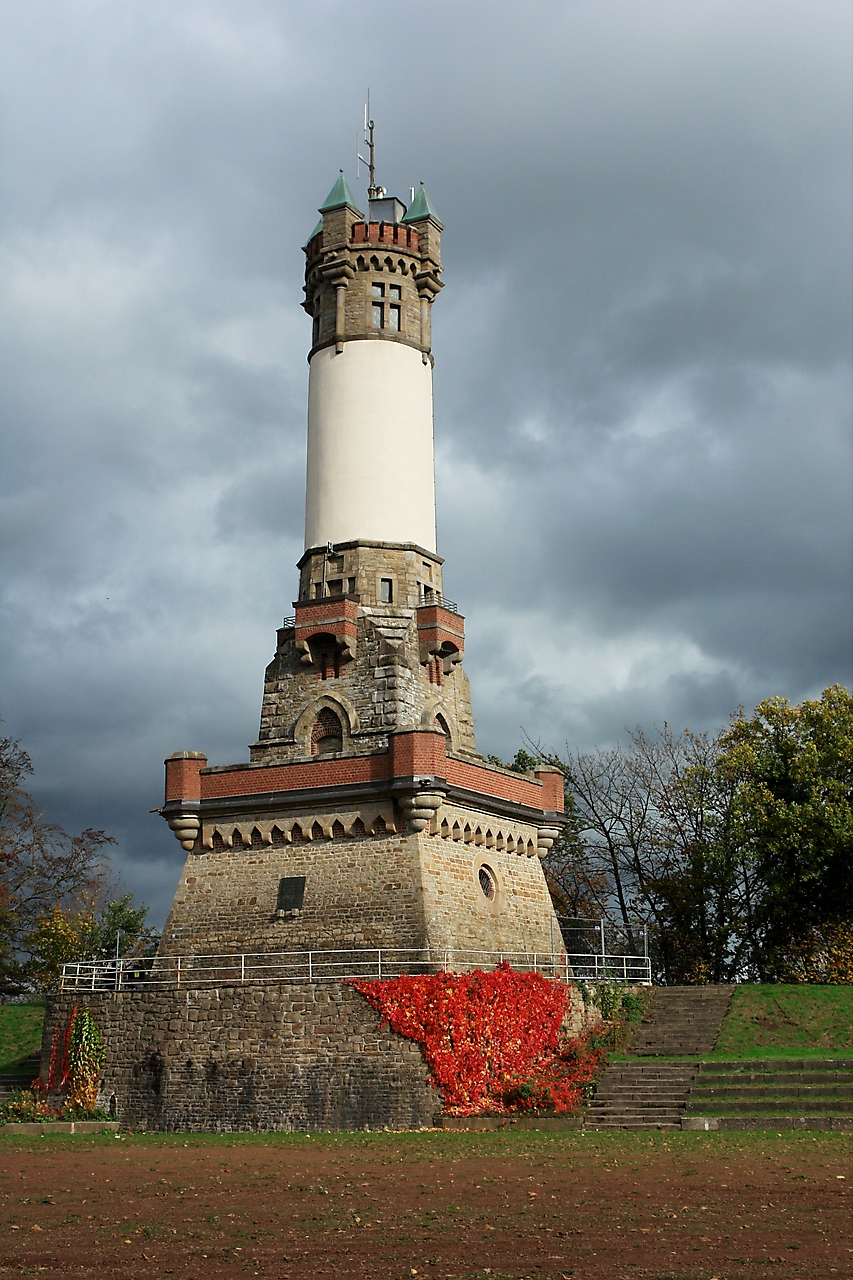 Harkortturm auf dem Harkortberg im Herbst
