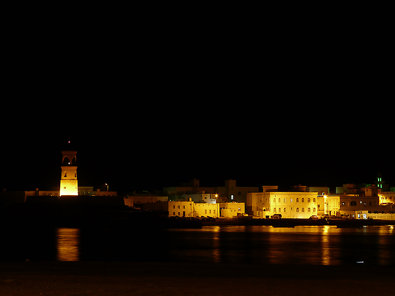 Die Altstadt von Sur, Oman bei Nacht