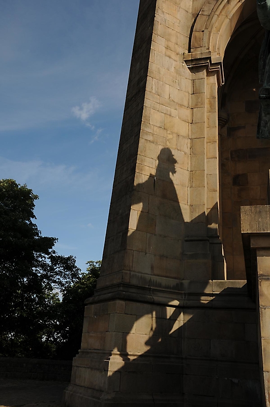 Schatten des Denkmals