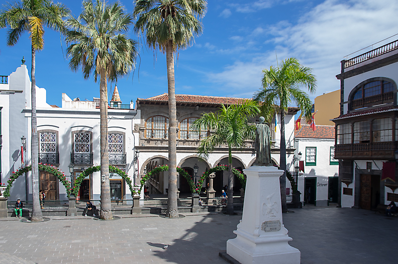 Plaza de Espania in Santa Cruz