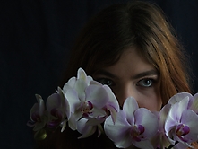 Lena hinter Blumen