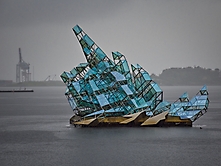 Eisbergskulptur im Regen in Oslo